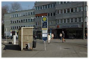 Willy-Brandt-Platz: Kaputte Wartehuschen, nicht barrierefrei